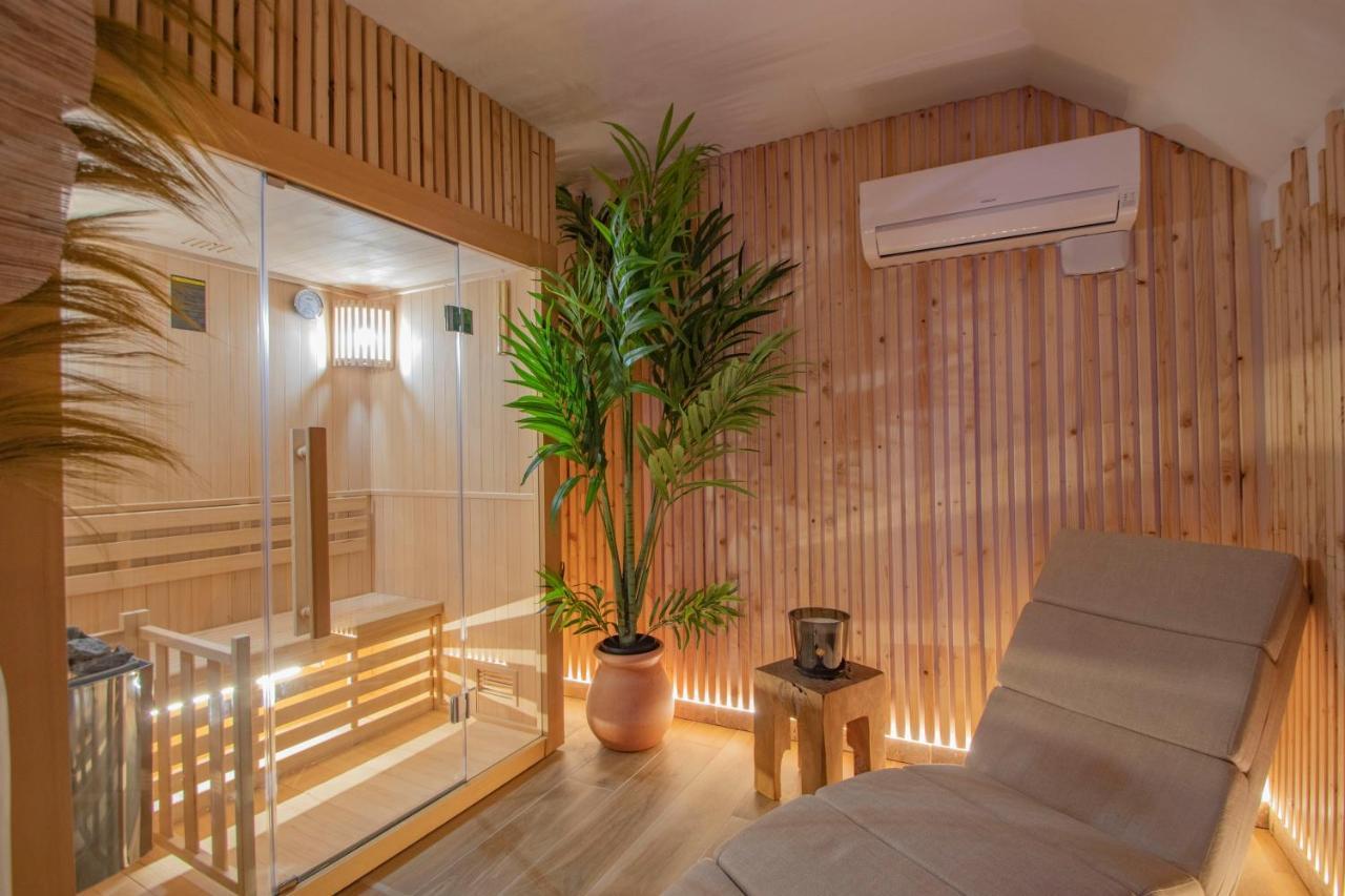 Les Bains D'Eros Hotel Cuers Kültér fotó